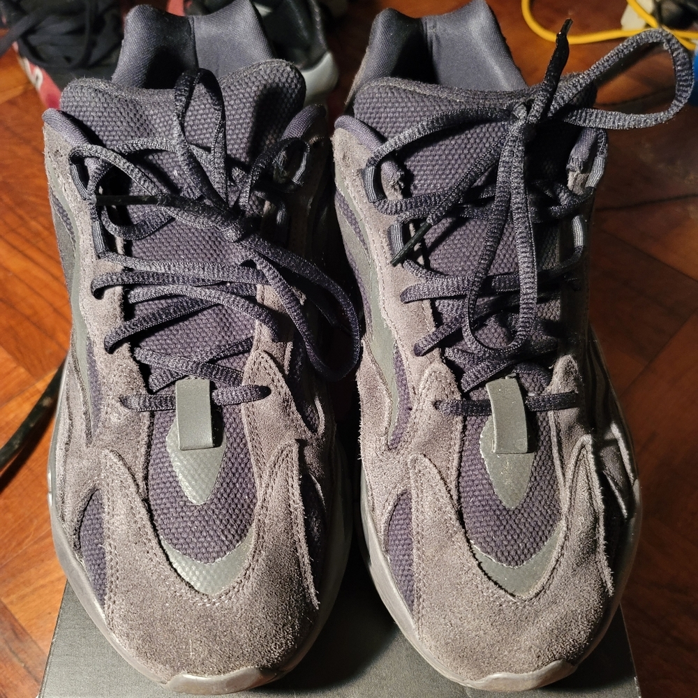 Yeezy 700v2 Vanta Size 12